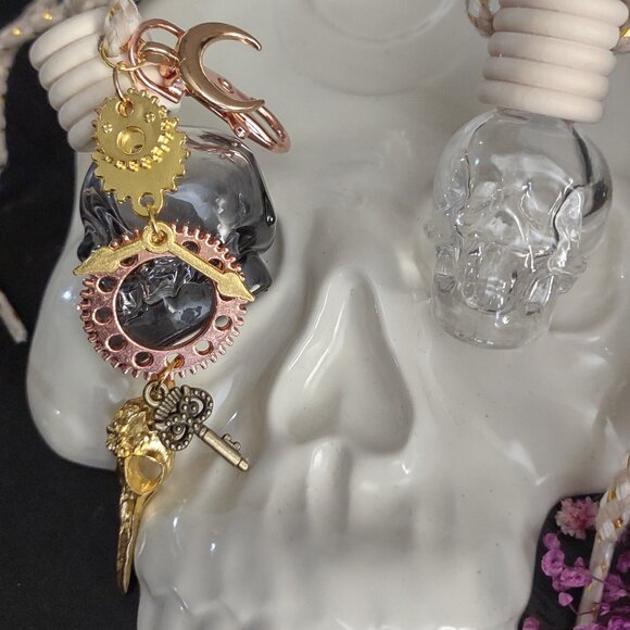 Gold Steampunk Skull Diffuser with a Raven, Gears, Key & Clock Keychain - Picture 3 of 9